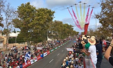 La Patrulla Aguila forma la bandera de España en el final de la Vuelta