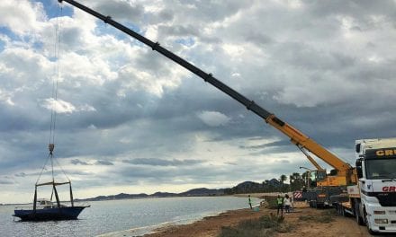 Se retira una embarcación de diez metros semivarada por orden de Medio Ambiente en la playa de Los Urrutias