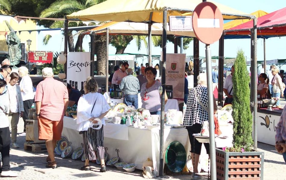 Mercado artesano del Mar Menor en Santiago de la Ribera, dedicado a la Mujer en su Día Internacional