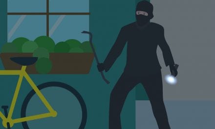 Un joven huye de la policía con una televisión robada en una bicicleta en Los Alcázares
