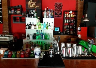 Maori Cocktail Bar - Dos barras, mesas - inmejorable música