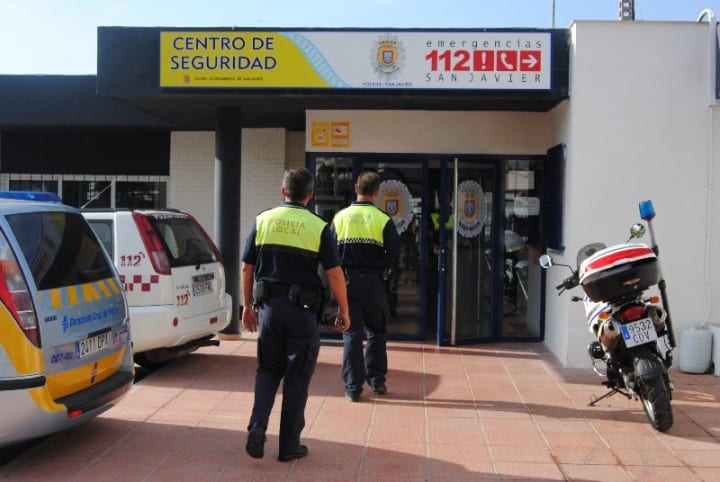Policia local de San Javier pilla a dos personas in fraganti robando muebles de una casa de Santiago de la Ribera