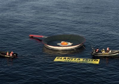 Greenpeace instala una sartén gigante en La Manga del Mar Menor para protestar contra el calentamiento global