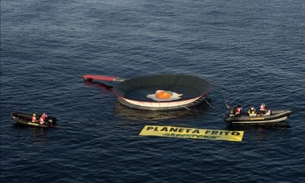 Greenpeace instala una sartén gigante en La Manga del Mar Menor para protestar contra el calentamiento global