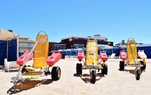 Las playas de Los Alcázares listas para atender a personas con problemas de movilidad
