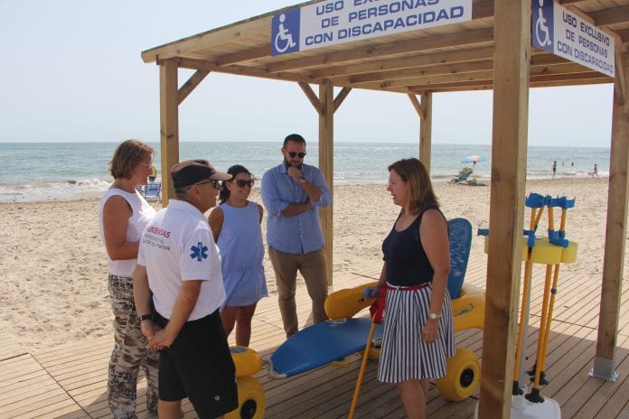 La playa de El Mojón amplía sus servicios con un punto de baño accesible