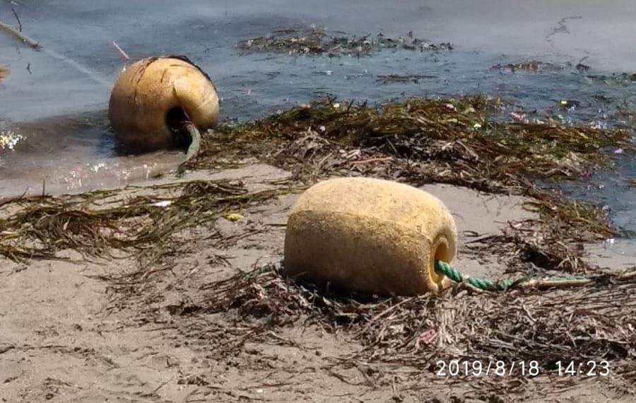 Degradación y reducción de la zona de baño en Playa de Castillicos en Santiago de La Ribera