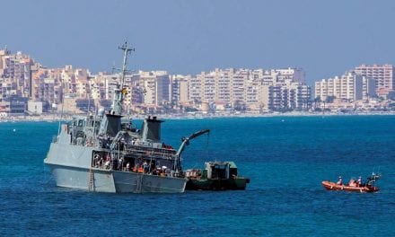 La Armada contrata a una empresa para reflotar al cazamínas Túria
