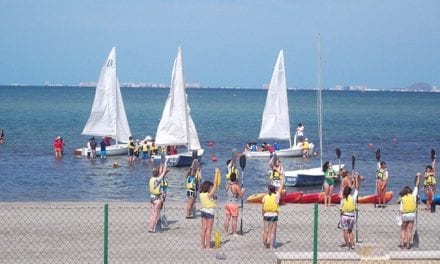 Música, playa y deportes náuticos para los jóvenes en el campamento ‘Arbolar Beach Rock’ a orillas del Mar Menor