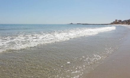 Cierran tres playas en La Manga del Mar Menor por el trágico accidente aéreo