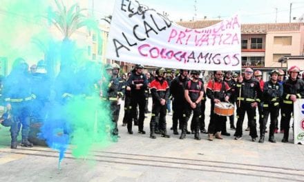 Bomberos hacen una protesta contra la privatización del servicio de emergencias