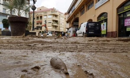 Muchas vías cortadas por la lluvia y petición de subir a la parte superior de las casas en Los Alcázares
