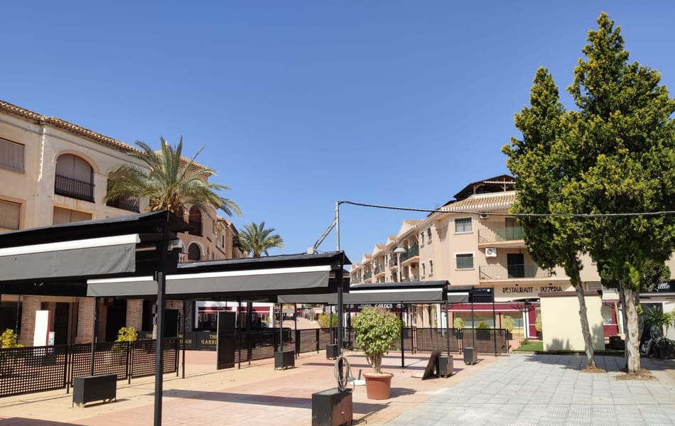El  Ayuntamiento de Los Alcázares ofrece asesoramiento para los hosteleros en la ampliación de las terrazas