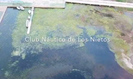 Protestas por el mal estado del Mar Menor en las inmediaciones del Club Náutico de Los Nietos