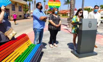 El ayuntamiento de Los Alcázares instala señales de tráfico y mensajes en apoyo al colectivo LGTBI  y el amor libre