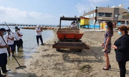 La Comunidad Autónoma de Murcia prorroga la limpieza de emergencia en las playas del Mar Menor