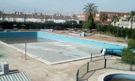 El Ayuntamiento de Los Alcázares y Aqualia acercan posturas para la apertura de la piscina Ola Azul