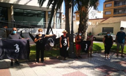 Vecinos de San Pedro del Pinatar protestan por no dejarles entrar en el Pleno del Ayuntamiento por las medidas preventivas contra el COVID-19