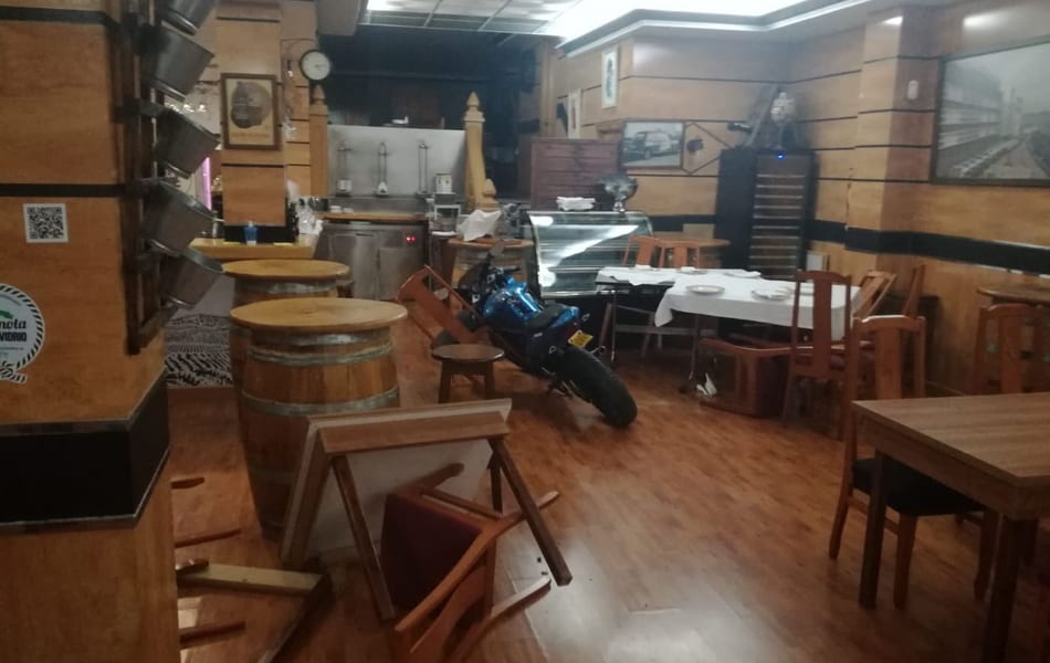 Tras una persecución en Santiago de la Ribera una moto acaba dentro de un restaurante