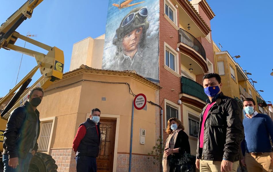 La calle Muñoz en Santiago de la Ribera ya tiene un nuevo mural de temática aviación