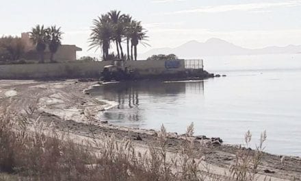 Así están limpiando «minuciosamente» las playas del Mar Menor