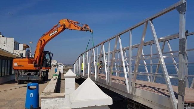 Cinco pasarelas flotantes mejorarán el acceso al baño en las playas del Mar Menor
