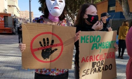 Protestas a las puertas de la Asamblea Regional en defensa del Mar Menor