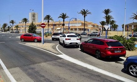 La reforma de la rotonda de acceso a La Manga del Mar Menor no evita el caos de tráfico