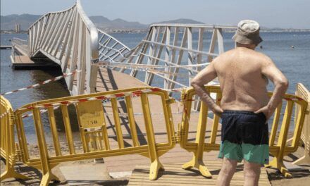 Caen al agua varias personas al volcar una pasarela durante la presentación de un evento deportivo en La Manga del Mar Menor