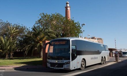 El autobús entre el Mar Menor y La Manga funcionará durante todo el año