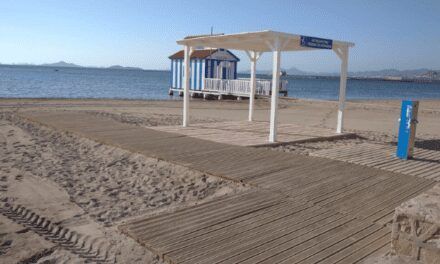 Las playas de Los Alcázares, adaptadas para las personas mayores y con movilidad reducida