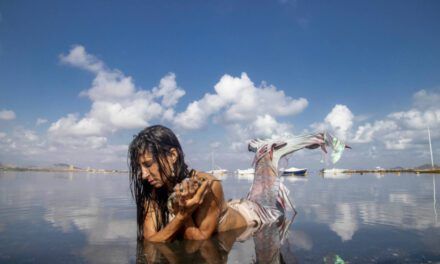 Nueva protesta reivindicativa por el «ecocidio» del Mar Menor en la playa de Los Alemanes en La Manga