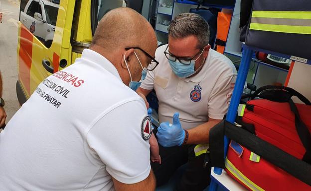 Dos miembros del servicio de Protección Civil de San Pedro del Pinatar salvan la vida a un niño de 14 días que no respiraba