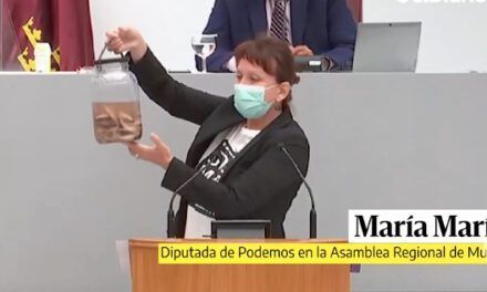 María Marín muestra los peces muertos del Mar Menor al consejero de Medio Ambiente de Murcia
