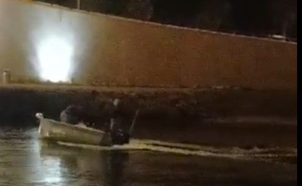 Sorprendidos dos furtivos pescando en el canal del Estacio en La Manga