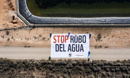 WWF despliega una pancarta en el Mar Menor contra el robo de agua