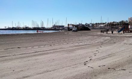 San Pedro del Pinatar se pone manos a la obra para recuperar zonas de arena seca perdidas por la lluvia