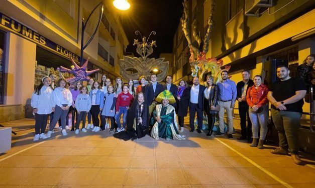 Escultura rinde homenaje «Al Carnaval de Santiago de la Ribera «