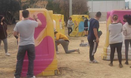Los alumnos de un taller de iniciación al grafiti se estrenan pintando contenedores reutilizados