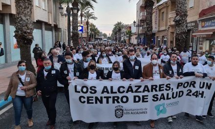 Más de medio millar de vecinos reivindica en Los Alcázares un centro de salud 24 horas para el municipio