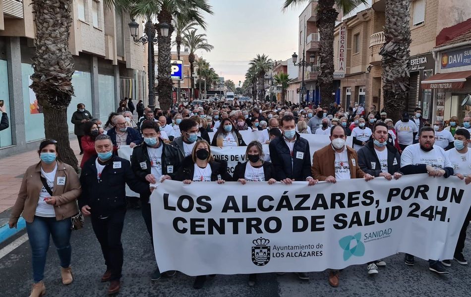 Más de medio millar de vecinos reivindica en Los Alcázares un centro de salud 24 horas para el municipio
