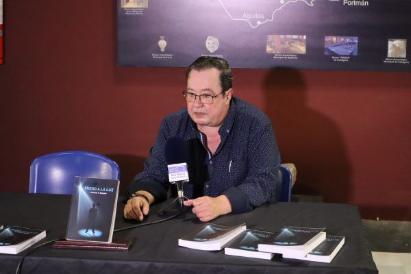 El escritor Antonio Fermín Samper presenta su nuevo libro “Miedo a la luz” en San Pedro del Pinatar