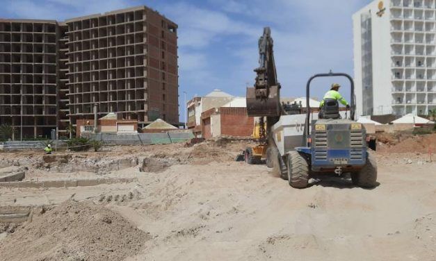 Ayuntamiento de San Javier denuncia que la reposición de los arenales en La Manga se hace con arena mezclada con tierra y piedras