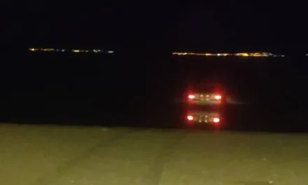 Un hombre abandona su coche en el mar tras una persecución por Los Alcázares
