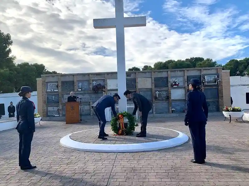 Recuerdo a los caídos de la Academia General del Aire en el cementerio de San Javier